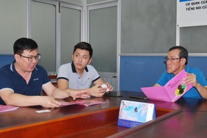 昨(5)日下午，西貢屏榮食品有限公司經理黃金億與國際貿易科的李夷陽前來本報並與社會慈善工作組商討有關今年的“中秋送暖活動”。