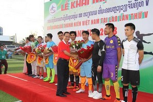 阮維郡參贊向各參賽球隊隊長贈送鮮花。