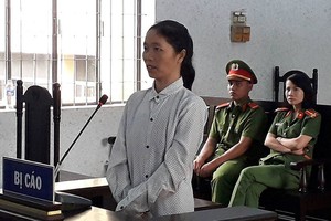 被告人季氏耶站在被告席上答法官問案。（圖源：VOV）