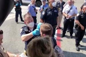 乘客離開機艙前要量度體溫。（圖源：路透社）