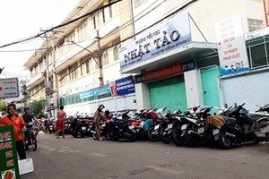 在第十郡日早小學後門前被摩托車緊緊封閉。 