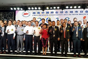 吳駿總領事、翁明照會長與各理事上台向大家敬酒。