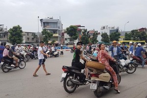 河內市民眾觀看建築物搖擺景象。（圖源：鸚鵡）