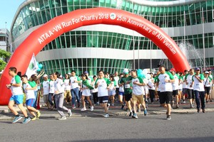 近200名成員參加環繞芹苴市2.4公里和4.8公里距離的跑步活動。（圖源：N.Minh）