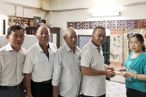 崇華(歐姬)華文中心董監事會副董事長畢皖勛、李庭輝、劉厚全、王國財以及文書鄒平，將該中心董監事會所籌得的款項2250萬元轉交給吳銀桂老師的家人。