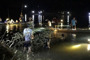 救護隊員們在事發水域搜尋遇難者遺體。（圖源：在線知識）