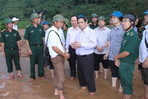 中央組織部長范明政（前中）親往視察清化省芒勒縣災區。（圖源：明孝）