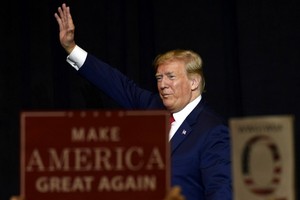 美國總統特朗普當地時間8日呼籲蘋果公司在美國建廠生產蘋果產品。（圖源：AP）