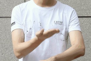 拍手背祛老年斑。（示意圖源：互聯網）