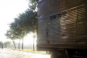 芹苴市沿桑吹湖的黃岡街遭潮汛來襲嚴重受淹。