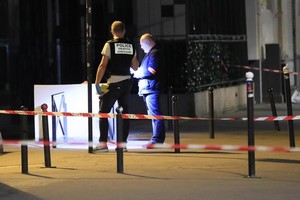 警方在出事地點拉起安全線。（圖源：路透社）