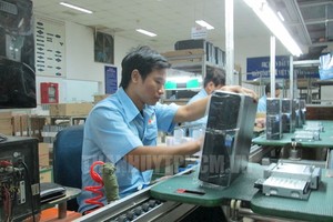 新平工業區FPT ELEAD股份公司電腦組裝線。