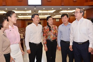 市委書記阮善仁（右一）在專題報告間隙同與會者交談。（圖源：越勇）