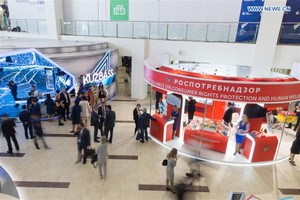 9月11日，在俄羅斯符拉迪沃斯托克，人們參觀東方經濟論壇上的展位。