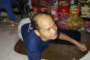 黃文南只能躺在地上爬著移動。