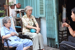 七蓮姨（中）生前探訪豪仕坊內的街坊。