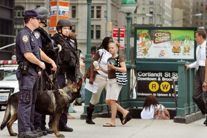 美國紐約科特蘭站重開：圖為2005年7月，英國倫敦地鐵發生連環恐擊，導致逾30人死亡後，美國紐約亦加派警力守衛地鐵站。他們站崗的地方，就是「科特蘭街」車站入口之一。（圖源：Getty Images）
