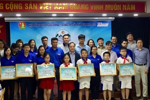 參加“向洪澇災區學生贈送練習簿”活動的學生、個人與團體單位合照。（圖源：T.P）