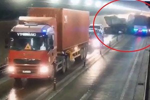 圖中畫紅圈的是兩車頭對頭相撞鏡頭瞬間。（圖源：監控視頻截圖）