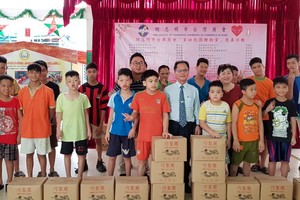 胡志明市台灣商會會長鄭文忠、秘書長林裕雄代表商會前往看望與贈送禮物給舊邑郡兒童輔育中心。