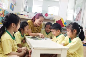 師生們在上故事課。