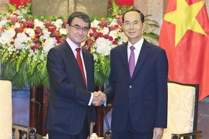 國家主席陳大光（右）接見日本外務大臣河野太郎。（圖源：顏創）