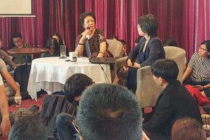 年輕人聽取孫女氏寧女士分享。