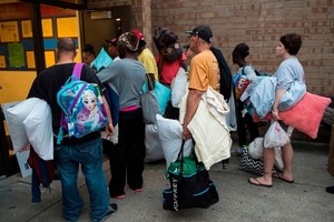 弗吉尼亞州、北卡羅來納州和南卡羅來納州沿海地區有超過170萬人被命令撤離，民眾忙加油搶購物資。（圖源：Getty Images）