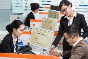 銀行職員正交流有關使用資訊技術的經驗。