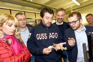 意大利副總理兼內政部長薩爾維尼視察槍械零售商倉庫。（圖源：互聯網）