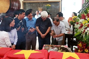 同奈省國會代表們在詳細查看有關出土的烈士遺物。（圖源：武宣）