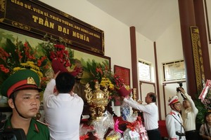 永隆省領導向陳大義教授塑像敬獻鮮花。（圖源：光戰）