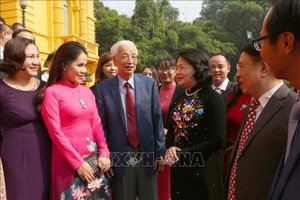 國家副主席鄧氏玉盛同代表們交談。（圖源：越通社）