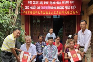 本市福建二府會館向高齡福建鄉親贈送中秋禮品。