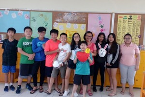 週末華語進修班的學生合影。