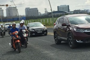 連接西貢大學和第七郡阮文靈街、馨藍居民區的長達830米D1街正式通車。