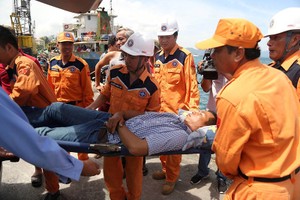 食物中毒的漁民被送上岸救治。（圖源：晉祿）