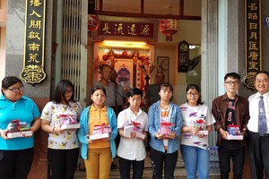 許永成常值副理事長（右一）頒獎學金給宗親子弟。 