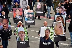 9月1日，德國開姆尼茨，當地民眾在右翼政黨選擇黨的組織下舉行反移民遊行，手持印有遭難民傷害的受害者肖像。（圖源：互聯網）