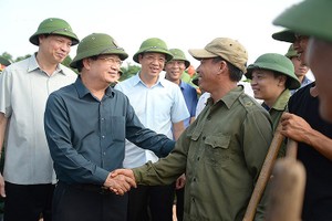 鄭廷勇副總理動員人民和軍隊加固護堤。（圖源：VOV）