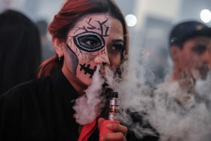 英國吸煙與健康行動組織一項最新調查結果顯示，英國電子煙使用人數迅速增加，接近傳統煙民數量的一半。（圖源：互聯網）