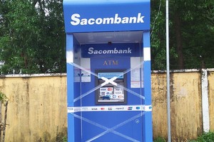 被砸壞的櫃員機。（圖源：勞動者報）