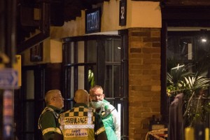 當地時間16日晚，2名顧客（一男一女）在索爾茲伯里市中心意大利連鎖餐廳Prezzo用餐時突感身體不適，警方封鎖了該餐館。（圖源：Getty Images）