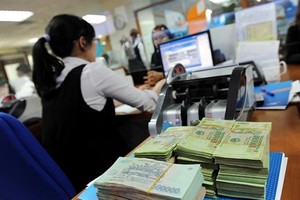 河內市稅務局日前公開153個拖欠稅款、手續費和土地租金單位的名冊，總額逾3043億1600萬元。（示意圖源：KT）