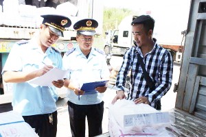 海關人員檢查進口廢料。（圖源：光雄）