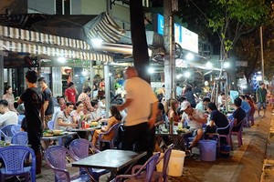 人行道上擺滿桌椅。