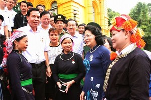 國家副主席鄧氏玉盛（右二）與老街省模範代表團交談。（圖源：阮民）