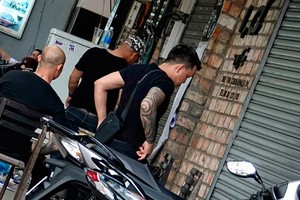 若干金融公司經常僱用討債公司追收債款。