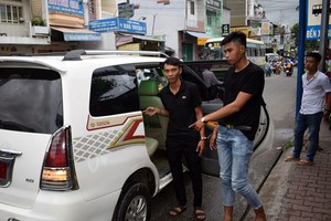 兩名嫌犯重現“違法拘禁他人”犯罪行徑的現場。（圖源：陳嶺）