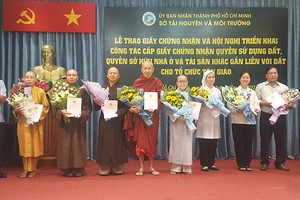 8個宗教單位獲領土地使用權證。（圖源：慧茹）